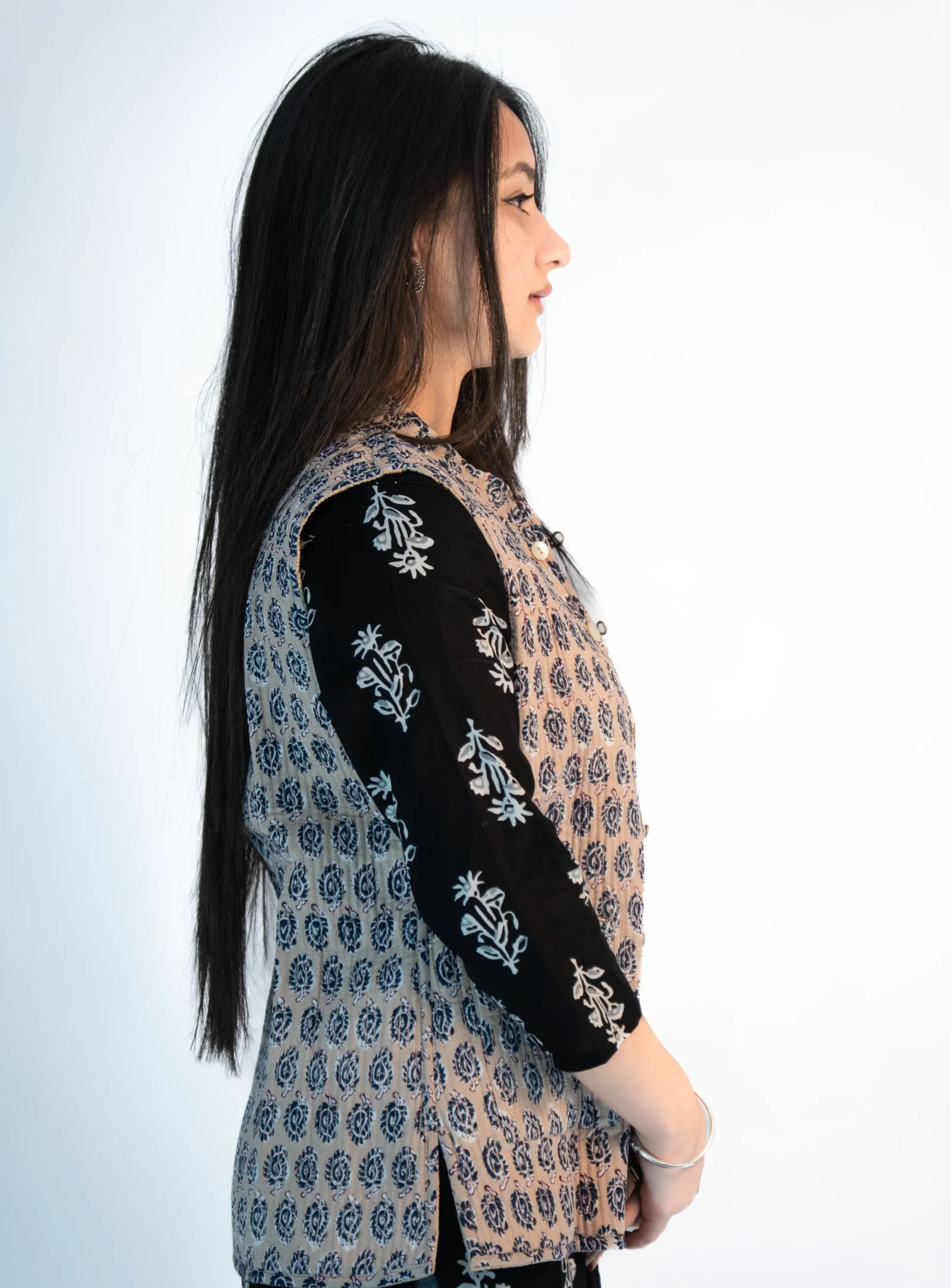 Women’s Reversible Silk Sadri – Dual Tone Floral & Sandstone Beige