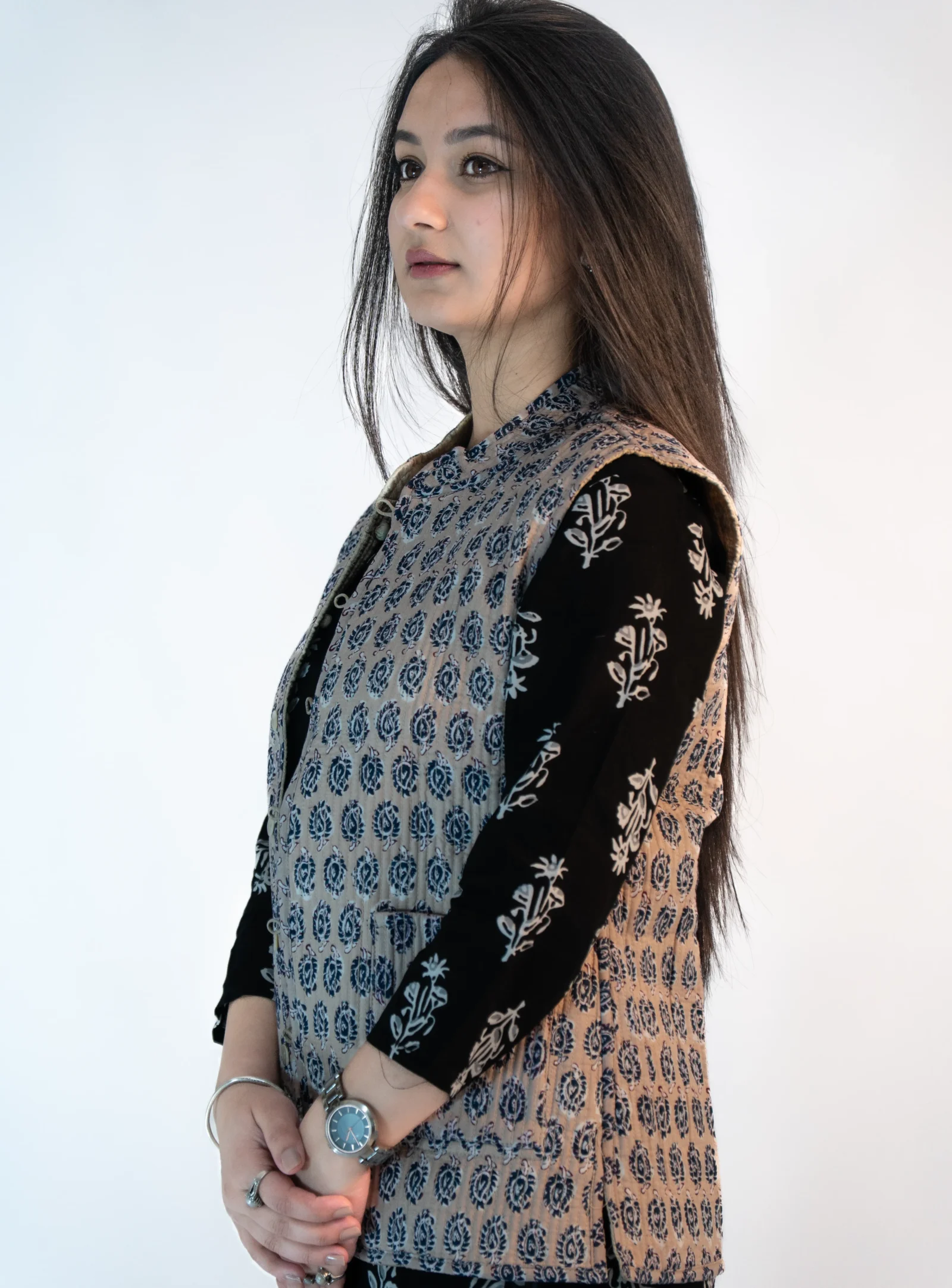 Women’s Reversible Silk Sadri – Dual Tone Floral & Sandstone Beige